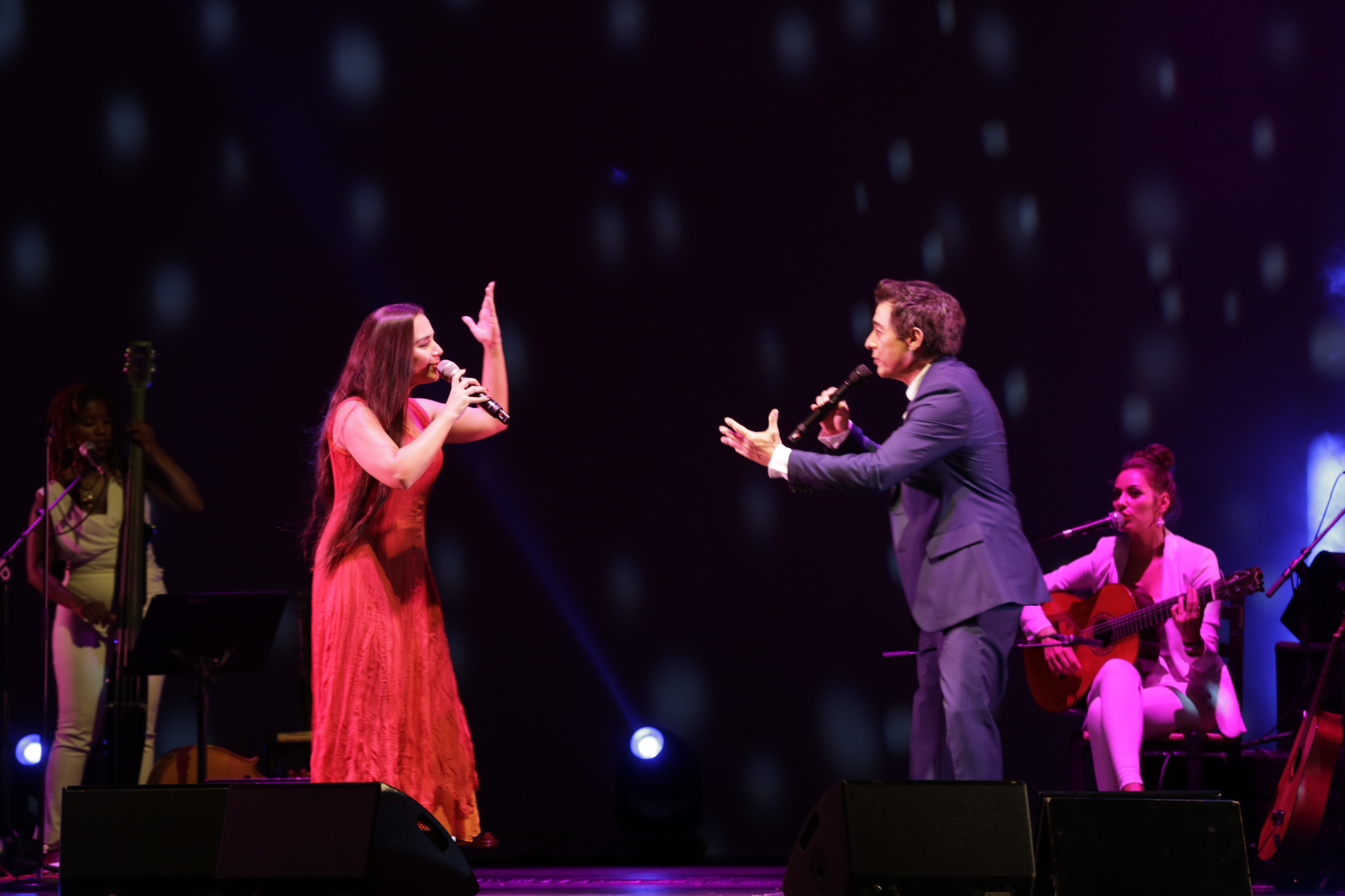 Juan Valderrama durante el concierto con Miriam Cantero. Foto de Lukasz Michalak Madrid-Destino